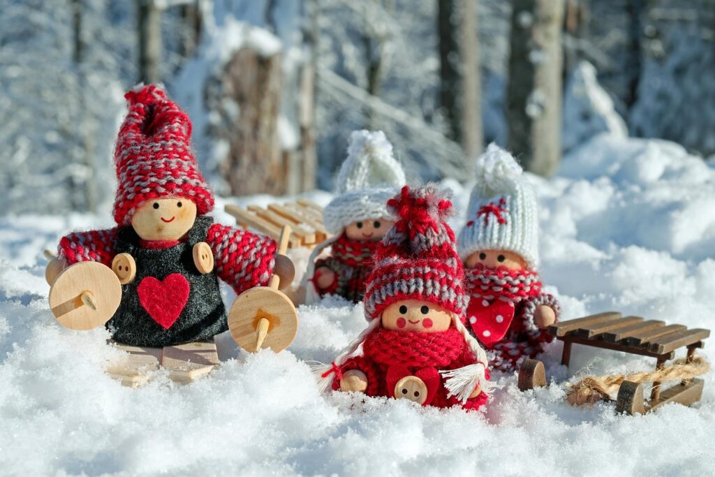 doll figures, characters, wooden figures, fun, cute, snow, winter, cold, sleigh ride, nature, christmas